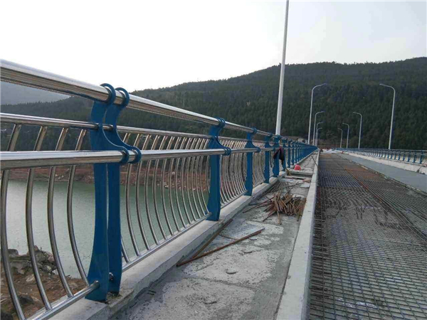 塔城不锈钢桥梁护栏的特点及其在桥梁安全中的重要作用