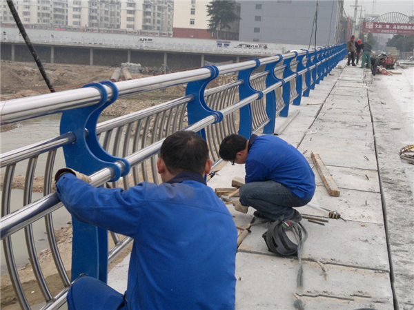塔城不锈钢河道护栏的特性及其在城市景观中的应用