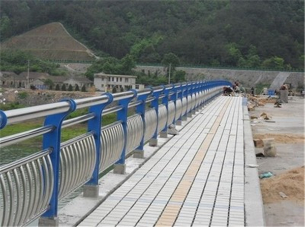 塔城不锈钢桥梁护栏的特性及其在现代建筑中的应用