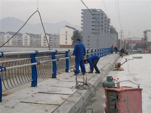 塔城不锈钢复合管护栏常见问题及解决方案